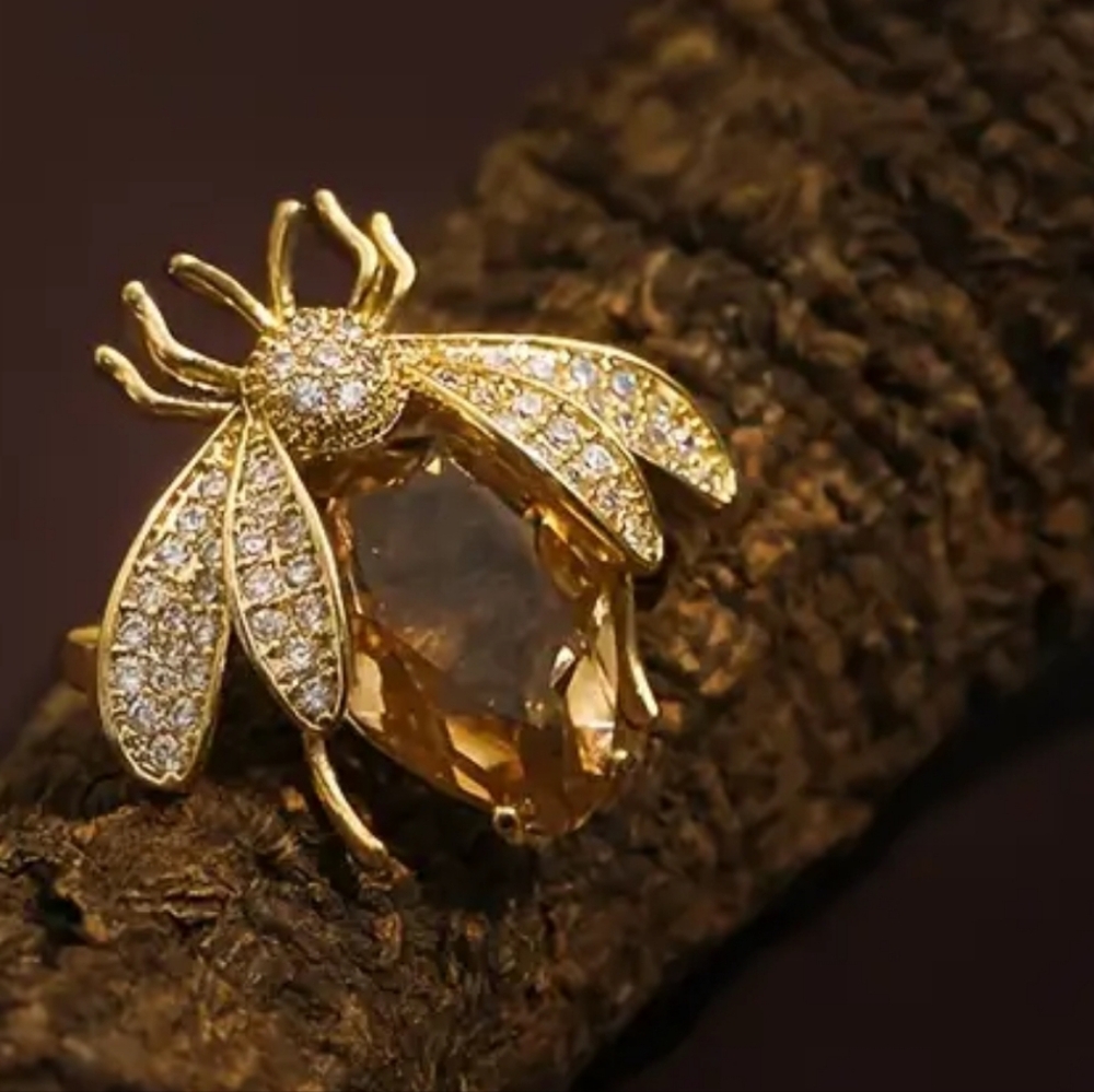 Golden Bee Brooch – Crystal & Honey-Colored Gem Accent